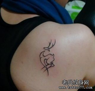女孩子肩背可爱的图腾小鹿纹身图案