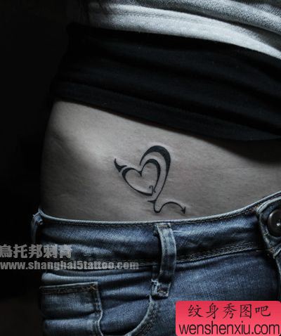 一幅女孩子腹部精美好看的图腾爱心纹身图案