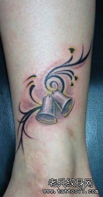 适合女孩子的腿部小铃铛纹身图案