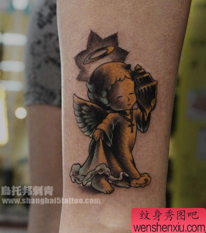 腿部可爱的小天使纹身图案