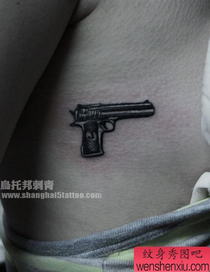 美女胸部另类流行的小手枪纹身图案