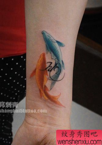 女生手臂彩色小鲤鱼纹身图案