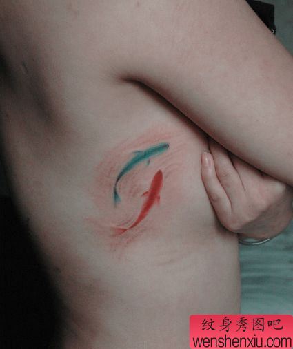 女孩子胸部好看的彩色小鲤鱼纹身图案