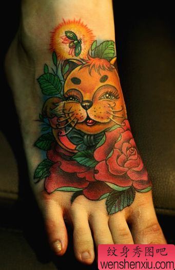 女孩子脚背一幅招财猫玫瑰花纹身图案