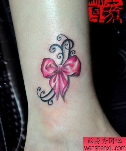 女生腿部小巧时尚的蝴蝶结纹身图案