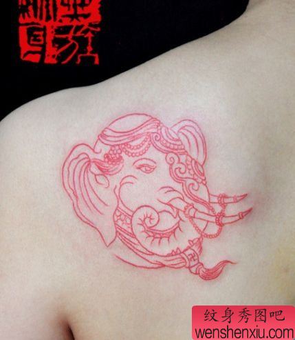 一幅女生肩背线条大象纹身图案