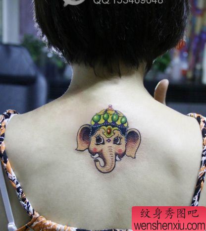 女生背部可爱的小象纹身图案
