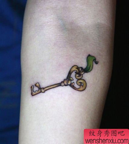 手臂时尚流行的一幅钥匙纹身图案
