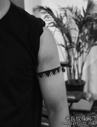 手臂精美的一幅图腾臂环纹身图案