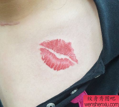 女孩子胸部一幅彩色唇印纹身图案