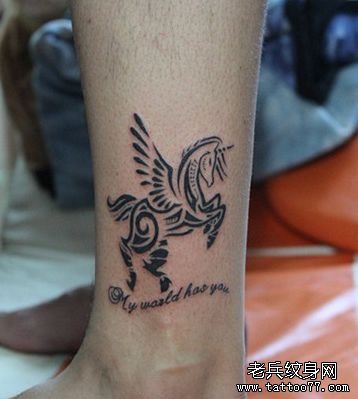 男生腿部一幅图腾独角兽纹身图案