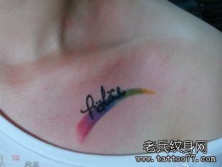 女生胸部精美的一幅字母纹身图案