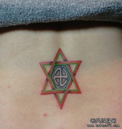 女孩子腰部一幅彩色图腾六芒星纹身图案