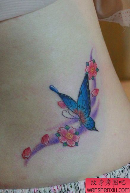 美女腰部精美艳丽的蝴蝶与樱花纹身图案