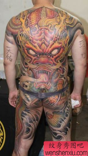 背部男性喜欢的霸气的满背龙纹身图案