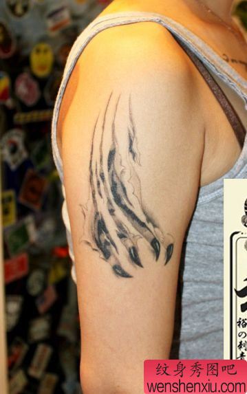手臂一幅撕皮的爪子纹身图案