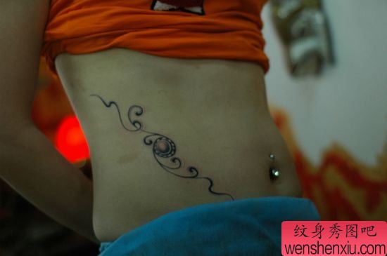女生腹部好看的一幅图腾藤蔓纹身图案