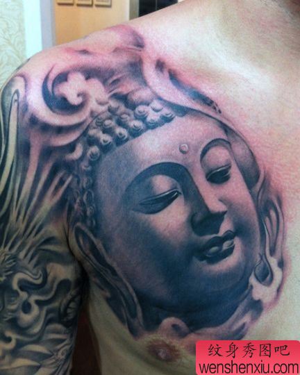 胸部一幅石雕佛头纹身图案