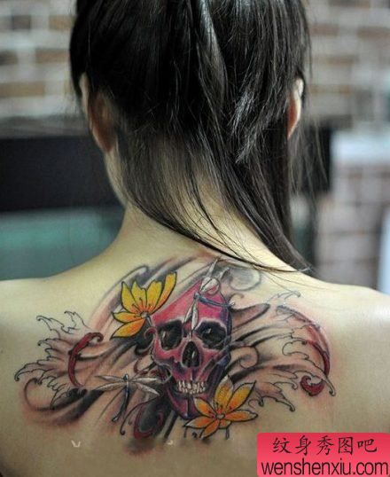 女孩子背部一幅彩色骷髅纹身图案