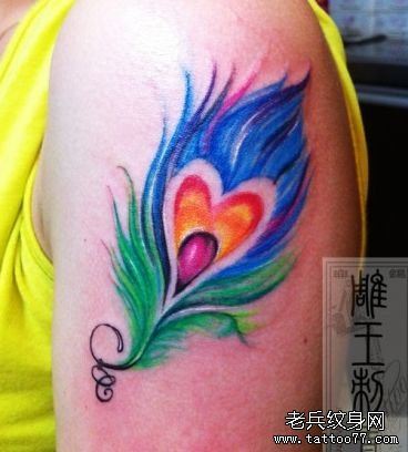 手臂艳丽的一幅彩色羽毛纹身图案