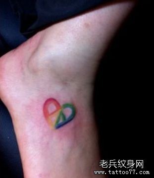 女孩子脚背一幅彩色爱心纹身图案