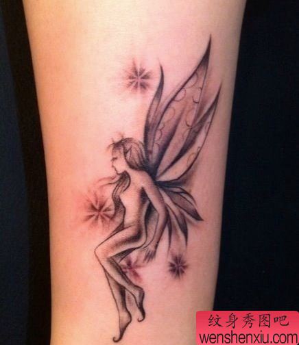 腿部一幅黑灰精灵纹身图案