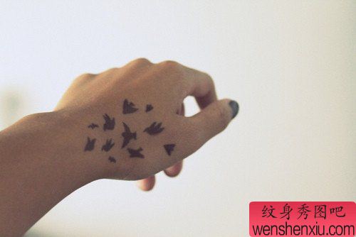 女生手部一幅图腾小鸟纹身图案