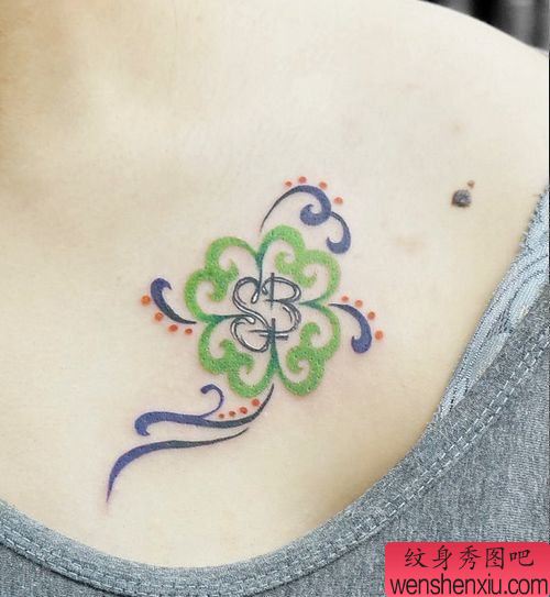 女孩子胸部一幅彩色图腾四叶草纹身图案