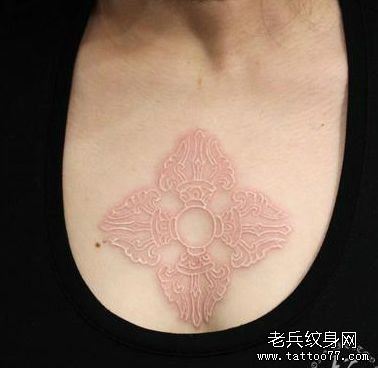 女孩子胸部一幅白色金刚杵纹身图案