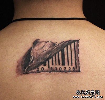 背部一幅另类的撕皮条形码纹身图案