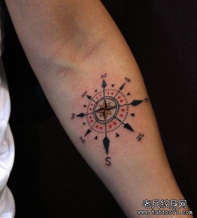 手臂一幅图腾指南针纹身图案