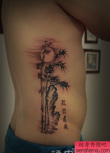 一幅侧腰黑灰竹子纹身图案