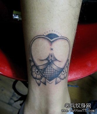 腿部一幅另类的爱心纹身图案