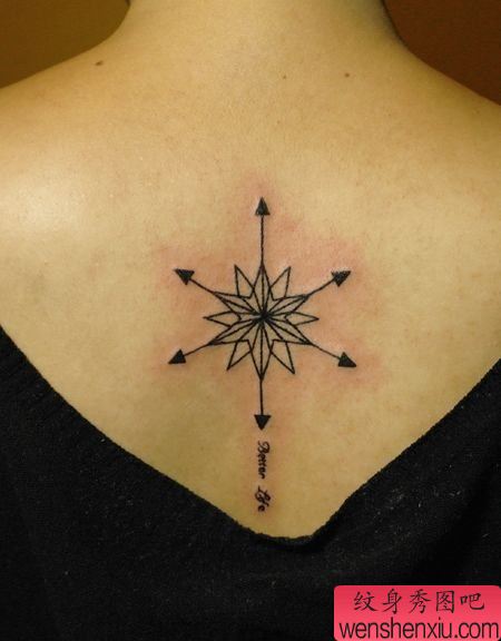 女生背部一幅图腾指南针纹身图案