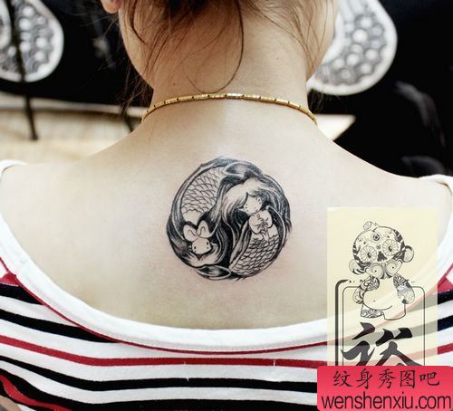 女生背部一幅双鱼座纹身图案
