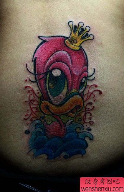 女生腰部一幅卡通小鸭子纹身图案