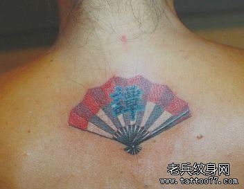女生背部一幅小扇子纹身图案