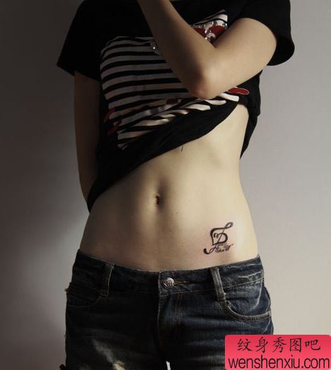 女孩子腹部一幅图腾音符纹身图案