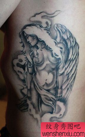 侧腰一幅黑灰天使翅膀纹身图案