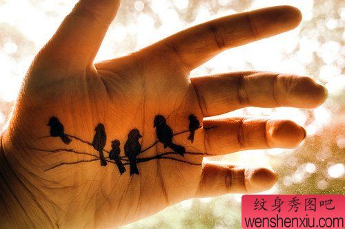 一幅手掌图腾小鸟纹身图案