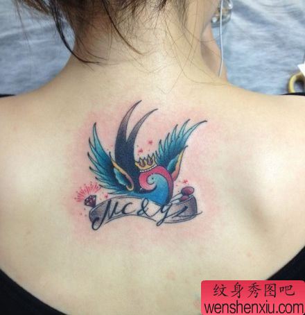 女孩子背部欧美风格小燕子纹身图案