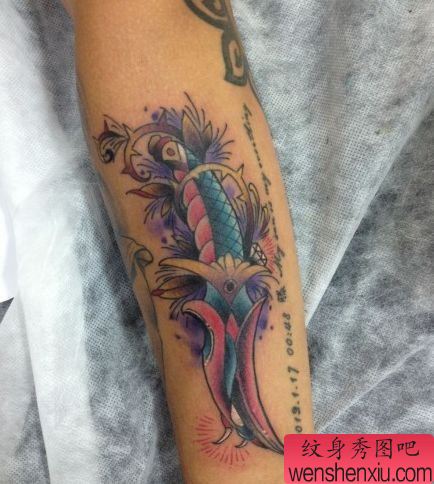 手臂精美的一幅匕首纹身图案