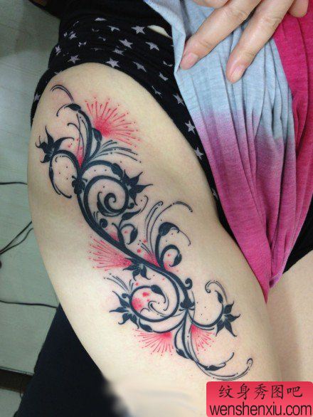 女孩子腿部精美的图腾藤花纹身图案