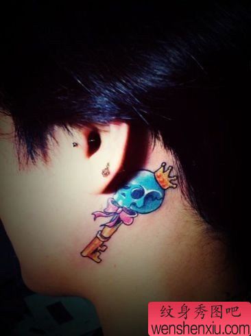 女孩子耳部一幅骷髅钥匙纹身图案