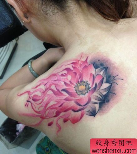 女生肩背一幅彩色水墨莲花纹身图案