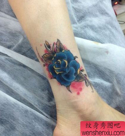 女生腿部一幅欧美风格玫瑰花纹身图案