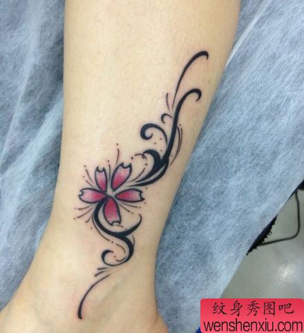 女生腿部樱花与图腾藤蔓纹身图案