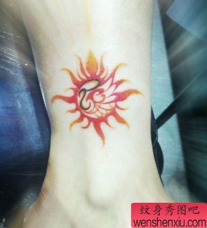 腿部一幅精美的彩色图腾太阳纹身图案