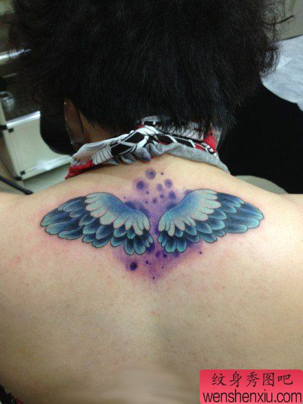 女孩子背部欧美风格小翅膀纹身图案