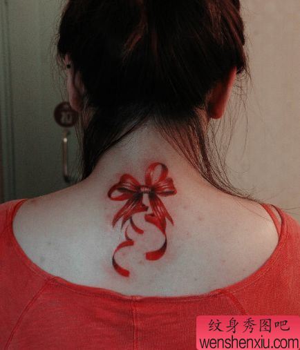 女生背部一幅彩色蝴蝶结纹身图案